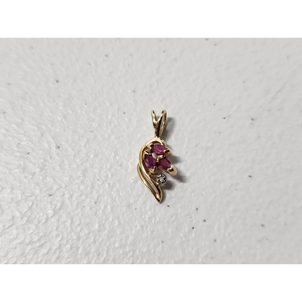 Beautiful 14K Gold Pendant with Pink Stones TW: 1.0g