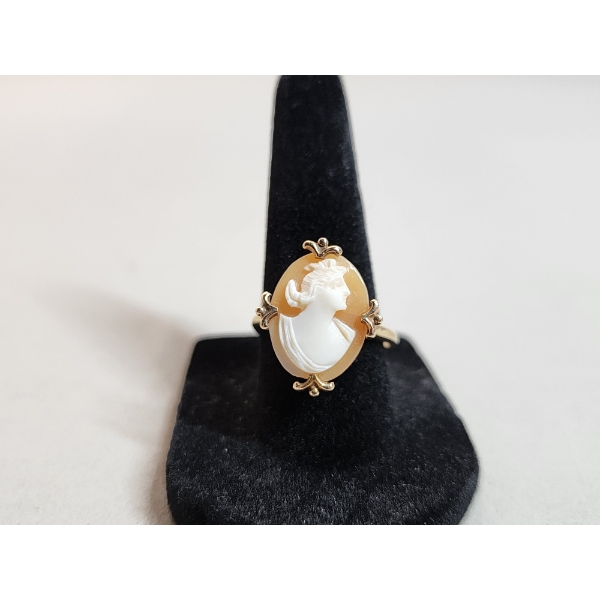 10K Gold Cameo Ring - Size 8 - Total Weight 2.8g 