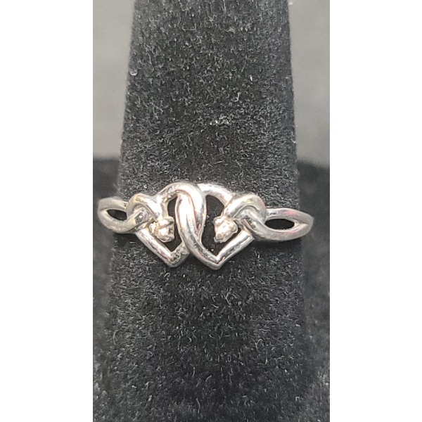 10K White Gold Interlocking Double Heart Infinity Band Ring With Diamonds - Size: 7.5 - Weight: 1.6g