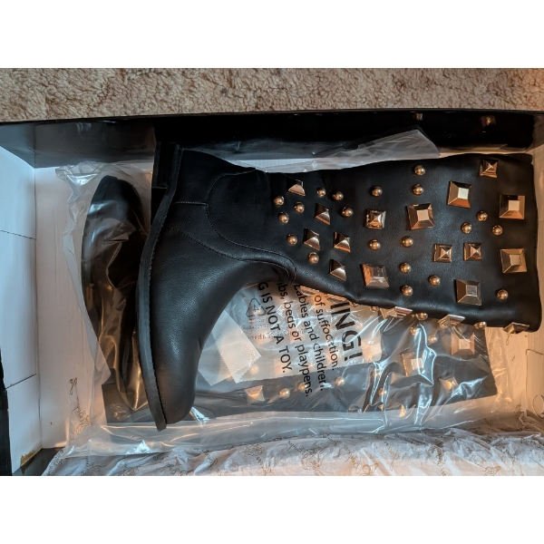 New In Box Black Size 7 Womans Boots With Gold Accents 
