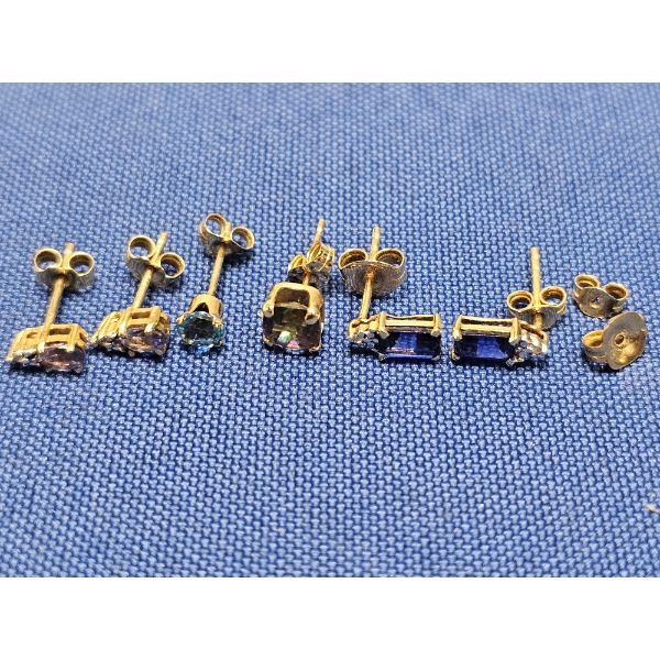 Lot of Beautiful 10k Gold Earrings (2.8g)