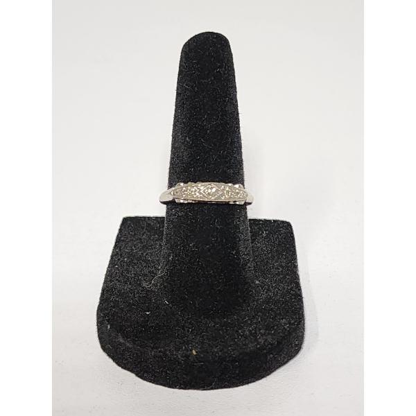 Beautiful 14K White Gold Ring - Size 6.5 - Total Weight: 1.9g