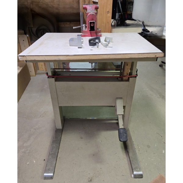 Hydraulic Table with Vise Mounted and More - Hydraulic needs to be replaced - 25.5x19