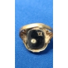 Image 5 : 10K Gold Art Deco "J" Set Onto Black Onyx With Diamond - Size: 8 - Weight: 4.5g