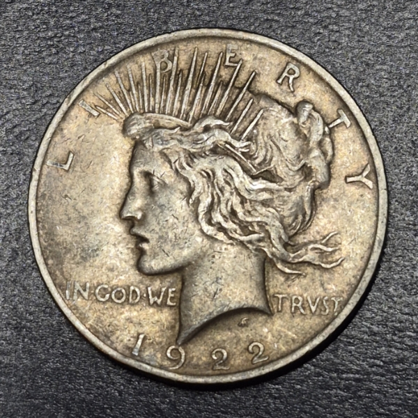 1922 P  90% Silver Peace Dollar - See Pictures