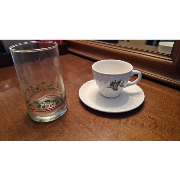 PICKUP IN CANTON -  COMPLETE IN BOX 11 CHRISTMAS CUPS & 11 CHRISTMAS GLASSES - SEE PICS