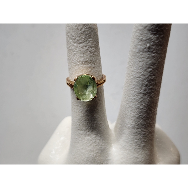 Nice 10K Yellow Gold Ring Featuring Light Green Stone ~ SIZE 6 ~ Weighing 3.4 Grams