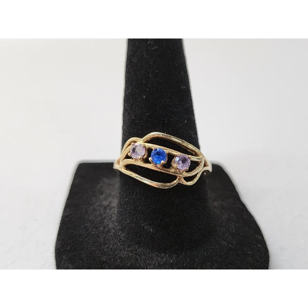 10K Yellow Gold Ring with Blue-Tone Stones - Size 8 - Total Weight: 2.3g