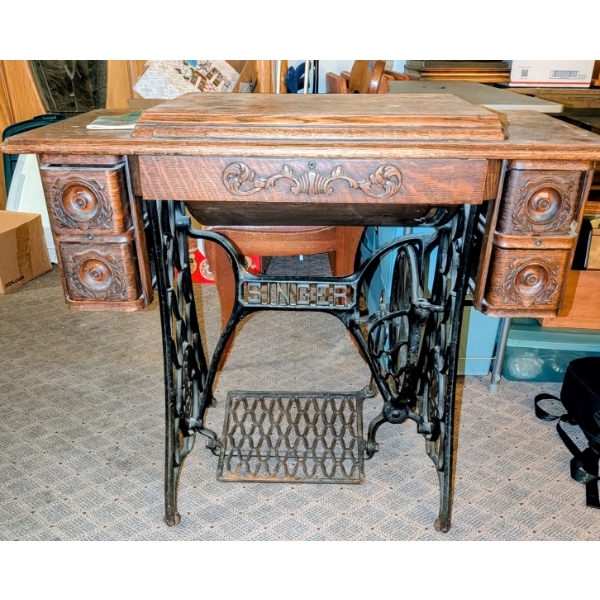 Vintage Singer Sewing Machine/ Table
