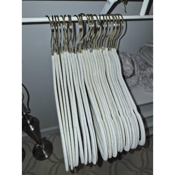 PICKUP IN NORTHFIELD - 25 Pc Lot Velvet Surfaced Clothes Hangers   2nd of 3 Groups of Superb Quality