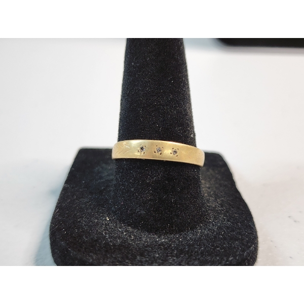 14K Gold Ring with Diamond Chips - Size 7.5 - TW: 2.2g