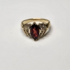 Image 5 : Beautiful 10K Gold Ring with Deep Red Center Stone - Size 10 - TW: 5.3g