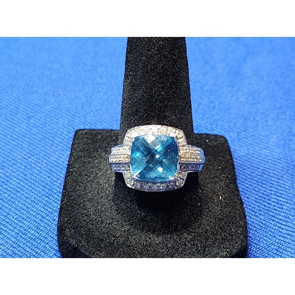 Beautiful 14K White Gold Ring with Aquamarine-Colored Stone - Size 8.5 - Total Weight: 7.9g