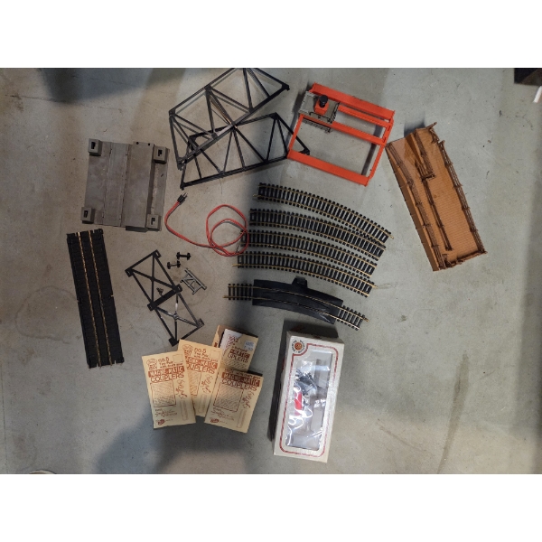 HO Scale Train Group Items