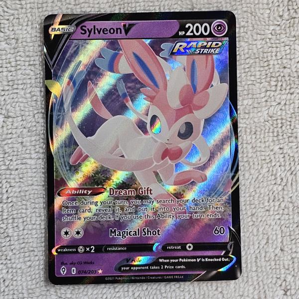Sylveon V 074/203 Holo Rare Pokémon Trading Card