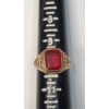 Image 8 : 10K Yellow Gold Ring With Red Stone - Size 10 - Weight: 4.1g