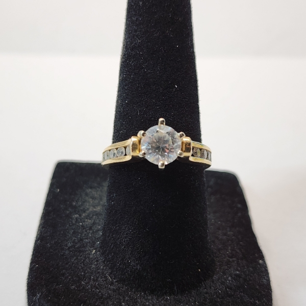 Beautiful 14K Yellow Gold Ring - Size 6.5 - TW: 3.7g
