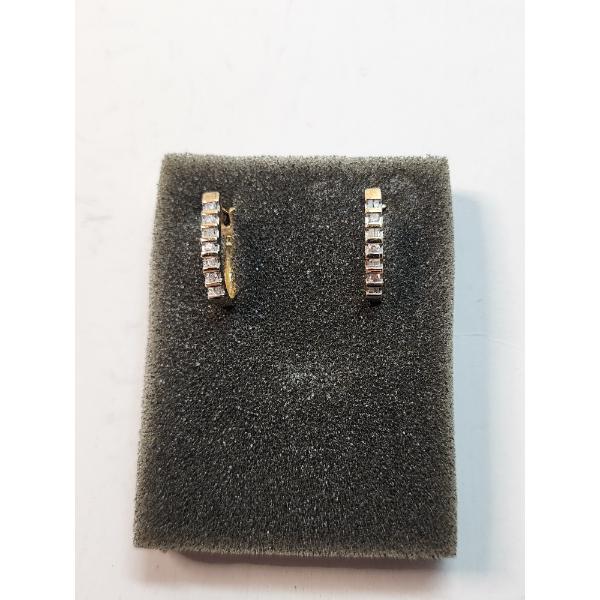 Beautiful 10K Yellow Gold and Diamond Earrings Total Weight: 2.5g