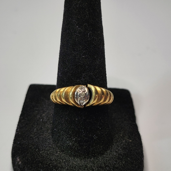 Beautiful 18K Gold Ring (Damaged) Size 8 - TW: 3.7g