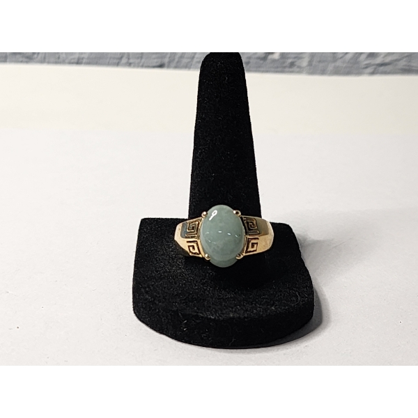 14K Gold Ring with Jade Stone Size 10 TW: 5.4g