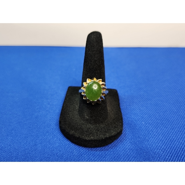 14K Gold Ring with Large Jade-Colored Stone - Size 7.5 - 5.7g