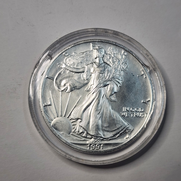 Stunning 1991 American Silver Eagle - 1 oz .999 Fine Silver $1 Coin in Capsule