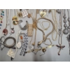 Image 4 : Lot of Costume Jewelry: Necklaces and Bracelets 