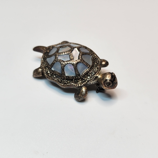 Adorable Vintage Turtle Brooch Pin with Mother-of-Pearl Mosaic Shell - Total Weight: 11.9g