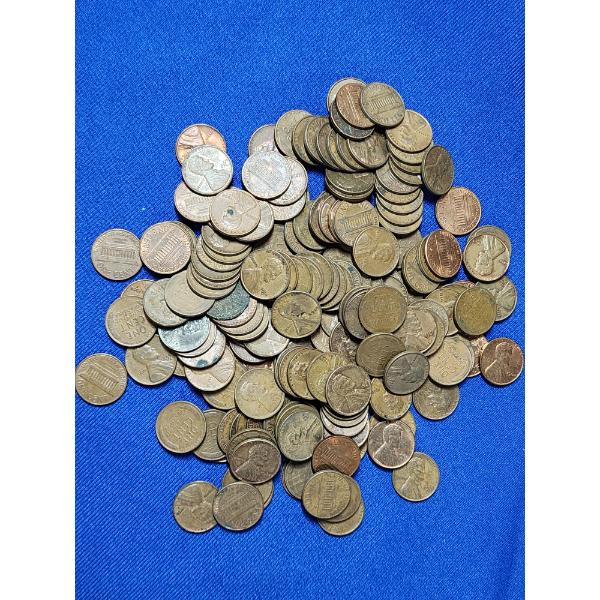Assortment of Unsearched U.S. Lincoln Cents - Various Years - Face Value $1.76