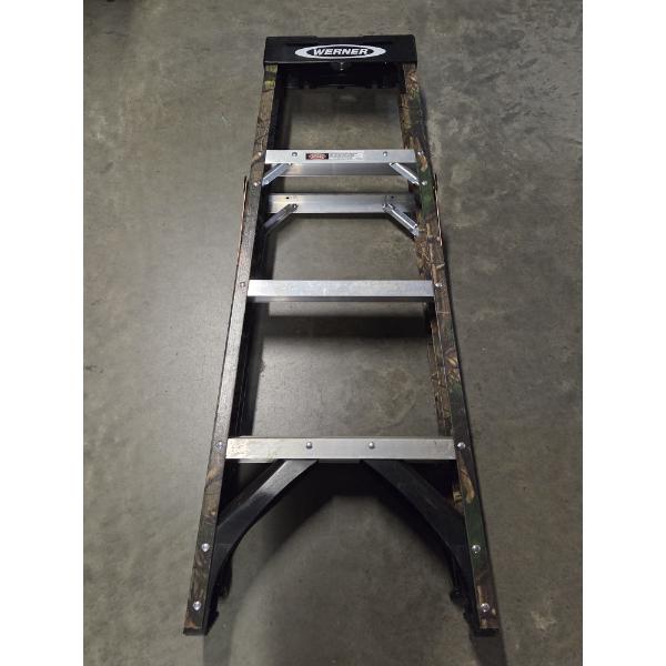 New Werner 4ft Fiberglass Camo Ladder 