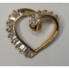 Image 2 : 10K Yellow Gold Heart Shaped Pendant With White Baguette Shaped Stones - Weight: 1.5g