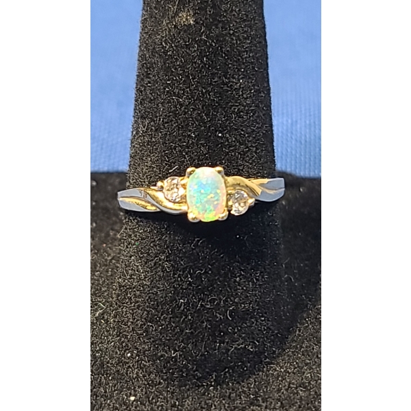 Women's 10K Gold Ring With Iridescent Stone - Size 7 - Weight: 1.5g