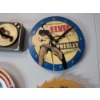 Image 4 : Lot of Elvis Presley Collectibles: Clocks, Frisbee, Dish, Figurine 