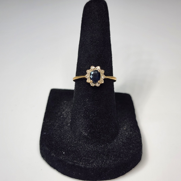 Beautiful 14K Yellow Gold Ring with Onyx Center Stone - Size 5.5 - Total Weight: 2.0g