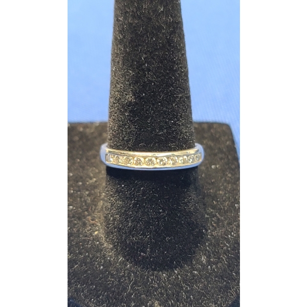 Women's 14K White Gold Ring With Diamonds - Size 7 - Weight: 2.7g