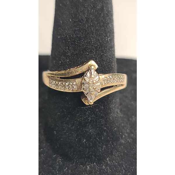 10K Yellow Gold Ring With Diamonds & "Love Detailing" - Size 8 - Weight: 2.8g
