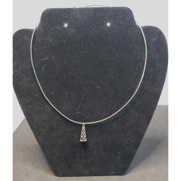Sterling Silver Necklace With Sterling Oil Well Pendant - Total Weight: 9.2g