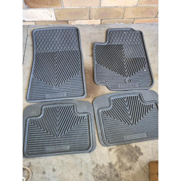 PICKUP IN CANTON - PERFECT SUET OF 4 VINYL RUBBER SUTO FLOOR MATS - FIT MOST VEHICLES - CLEAN
