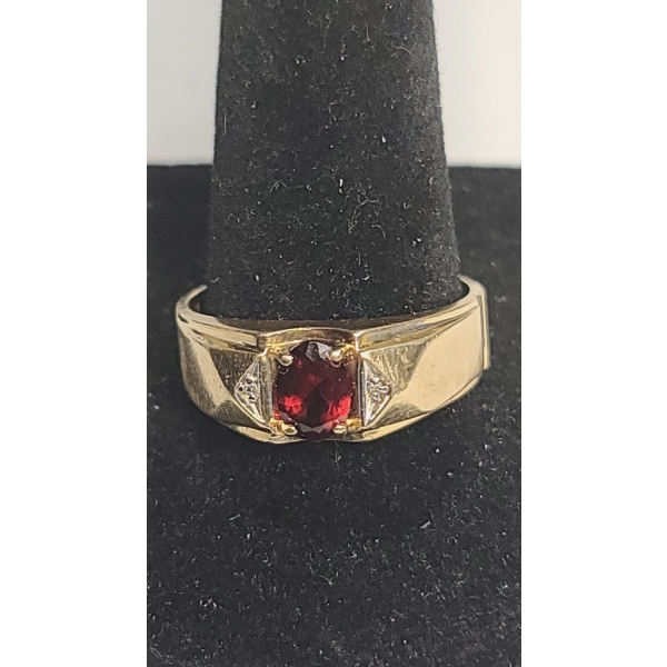 Men's 10K Yellow Gold With Oval Garnet Center Stone With Diamond Accents - Size 10 - Weight: 4.3g 