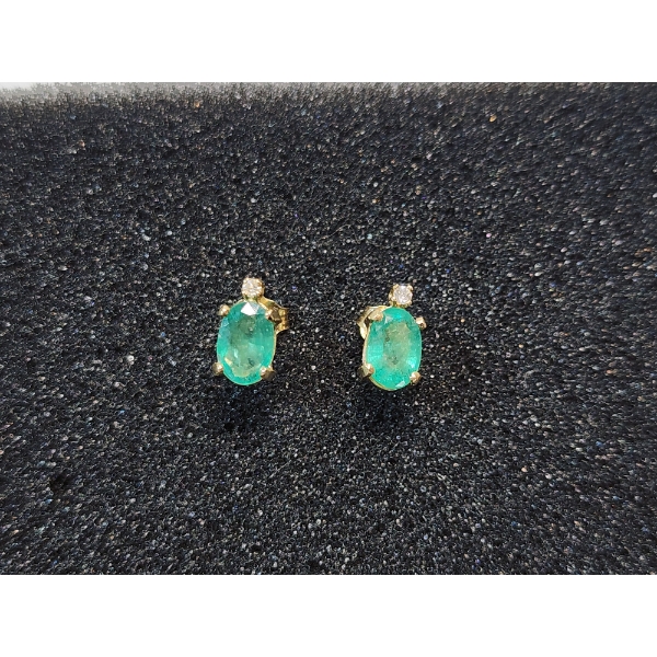 14K Gold Stud Earrings With Emerald Stones TW: 0.8g