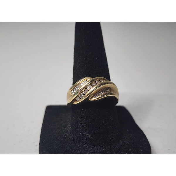 Stunning 10K Yellow Gold Ring with Diamonds - Size 7 - TW: 5.5g