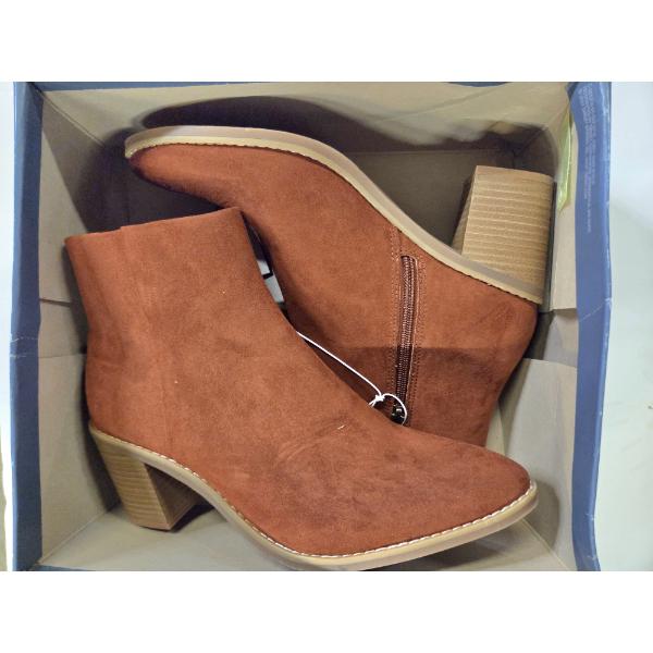 New! Size 10 Woman's Universal Threads Malby Boots With Memory Foam! 