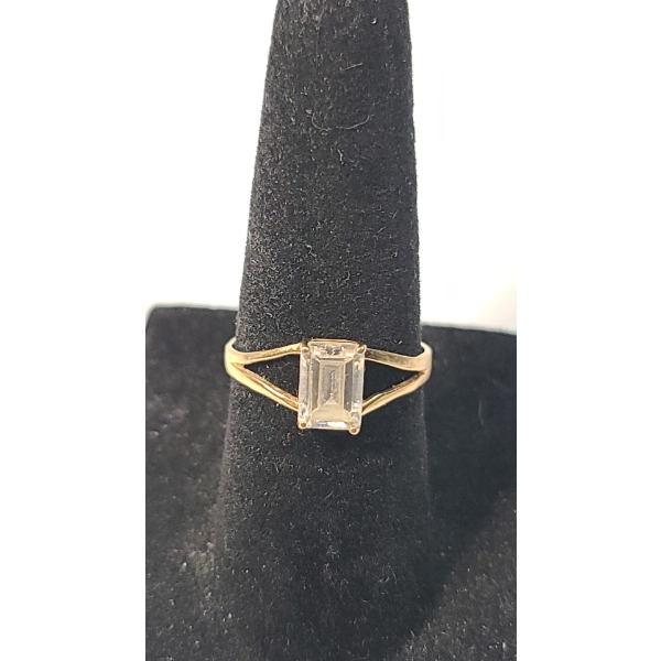 14K Yellow Gold Ring With Clear Baguette Cut Stone - Size 6 - Weight: 1.5g