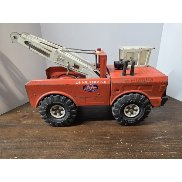 Pressed Steel Mighty-Tonka Orange Tow Truck 16Lx9.5Tx7W