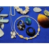 Image 4 : Lot of Assorted Costume Jewelry: Necklaces, Pendants, Bracelets
