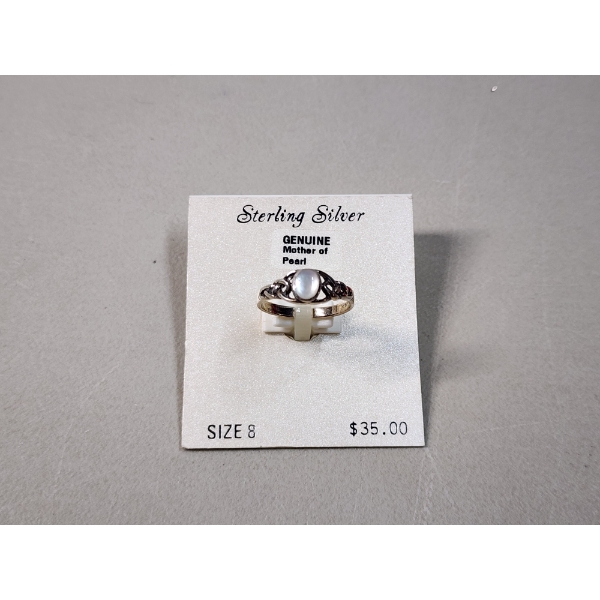 Sterling Silver & Mother of Pearl Ring Size 8 Total Weight 2.0g