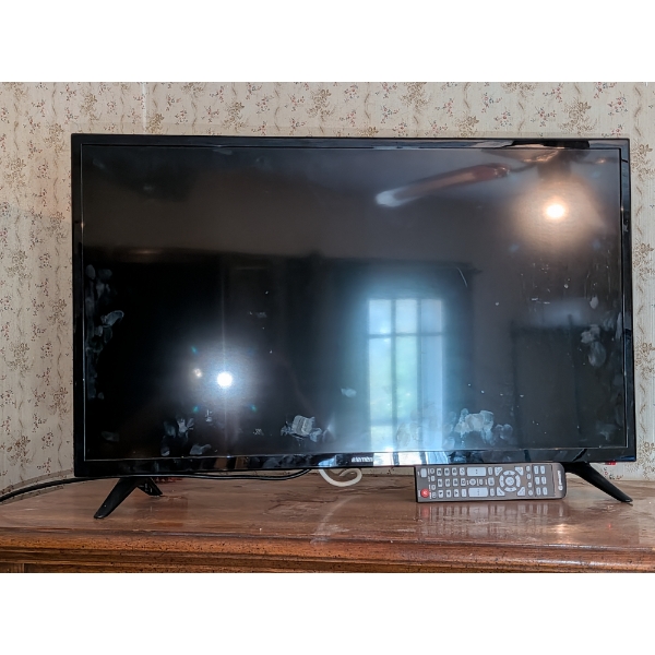 32" Element TV With Remote