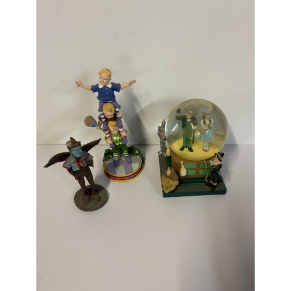 Wizard of Oz Snow Glob - Munchkins - Flying Monkey -- Turner Entertainment Co. 