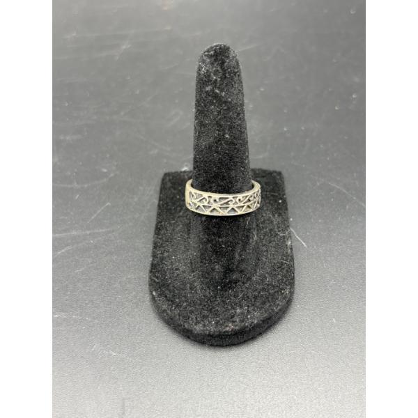 SSterling Silver Ring with Intricate Details - Size 6.5 - 4.9 Grams