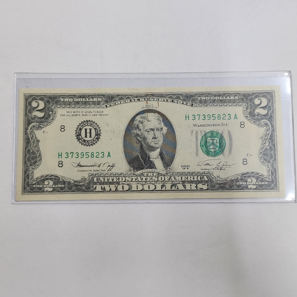 United States Series 1976 $2 Federal Reserve Note - Good Condition in Holder 